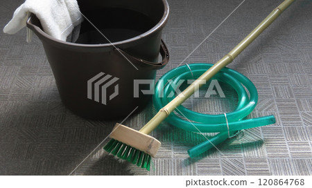 用於清潔陽台的清潔工具、一桶抹布、一根軟管和一把甲板刷 120864768