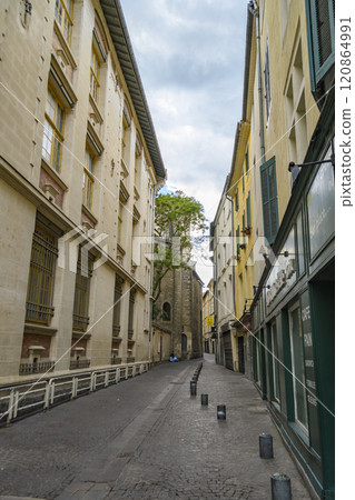 法國南部尼姆的街道 120864991