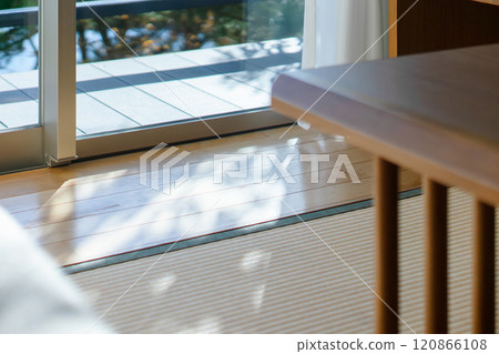 Sunlit living room floor 120866108