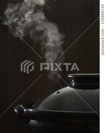 蒸氣上升的陶鍋 - 火鍋影像 120866150