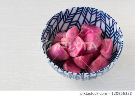 厚美歌舞沾盛在碗裡 120866388