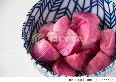 厚美歌舞沾盛在碗裡 120866392