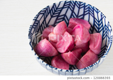 厚美歌舞沾盛在碗裡 120866393