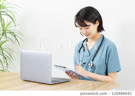 Image of a female doctor conducting an online consultation 02 120866683