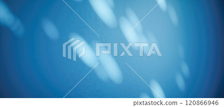 Soft blue wall background with blurry white light spots creating abstract circular shapes. Peaceful and minimalistic atmosphere with gentle light reflections, perfect for calm and modern design 120866946