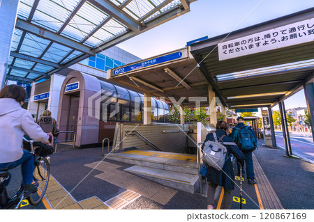 日本橫濱城市景觀 橫濱市營地鐵港南中央站入口/出口 1 = 3 號出口 日本橫濱城市景觀 橫濱市營地鐵港南中央站入口/出口 1 = 3 號出口 120867169