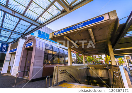 日本橫濱城市景觀 橫濱市營地鐵港南中央站入口/出口 1 = 3 號出口 日本橫濱城市景觀 橫濱市營地鐵港南中央站入口/出口 1 = 3 號出口 120867171
