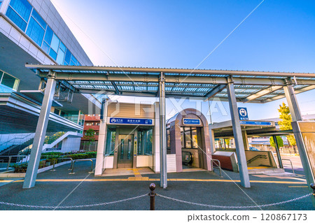 日本橫濱城市景觀 橫濱市營地鐵港南中央站入口/出口 1 = 3 號出口 日本橫濱城市景觀 橫濱市營地鐵港南中央站入口/出口 1 = 3 號出口 120867173