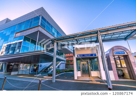 日本橫濱城市景觀 橫濱市營地鐵港南中央站入口/出口 1 = 3 號出口 日本橫濱城市景觀 橫濱市營地鐵港南中央站入口/出口 1 = 3 號出口 120867174