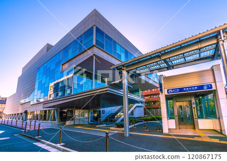 日本橫濱城市景觀 橫濱市營地鐵港南中央站入口/出口 1 = 3 號出口 日本橫濱城市景觀 橫濱市營地鐵港南中央站入口/出口 1 = 3 號出口 120867175