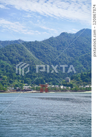 從渡輪上看日本廣島縣嚴島神社的鳥居 從渡輪上看日本廣島縣嚴島神社的鳥居 120867874