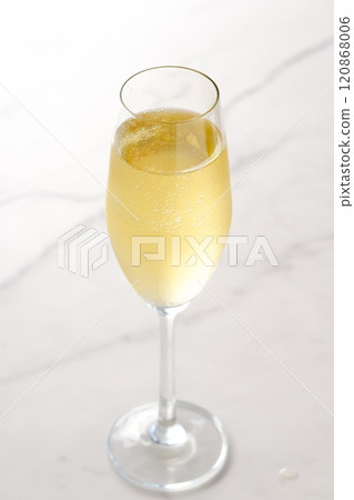 裝有冰鎮香檳(氣泡酒)的長笛杯 裝有冰鎮香檳(氣泡酒)的長笛杯 120868006
