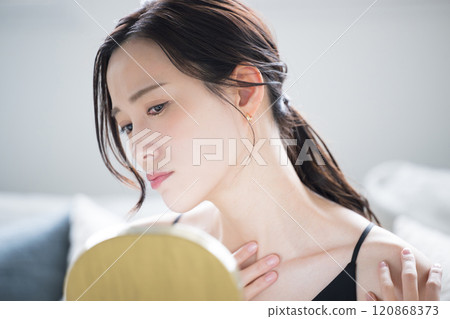 專注於乾燥、保濕、照顧肩部和頸部皺紋的女性側面圖,是擔心乾燥和保濕的美麗形象的女性。 專注於乾燥、保濕、照顧肩部和頸部皺紋的女性側面圖,是擔心乾燥和保濕的美麗形象的女性。 120868373
