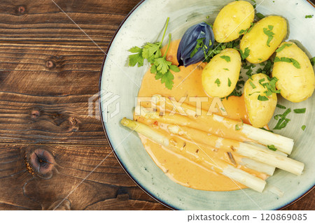 Boiled new potatoes with asparagus. 120869085