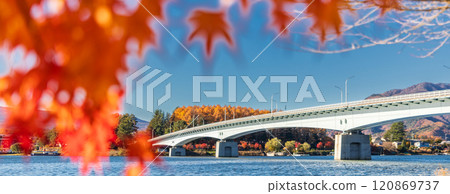 「山梨縣」紅葉的河口湖和秋天的河口湖大橋 120869737