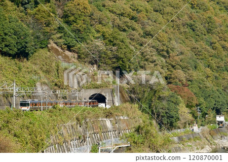 列車通過常光路隧道 列車通過常光路隧道 120870001