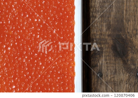 北海道鮭魚籽,用醬油醃製,裝在塑膠盒裡 北海道鮭魚籽,用醬油醃製,裝在塑膠盒裡 120870406