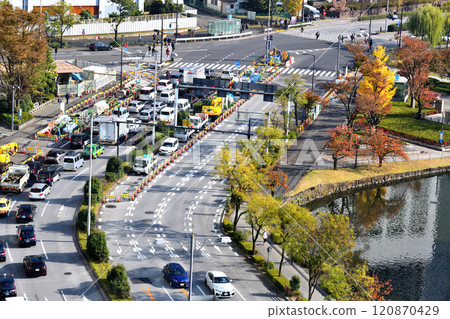 Autumn leaves around the moat of the Imperial Palace and traffic jams on Uchibori Street 120870429