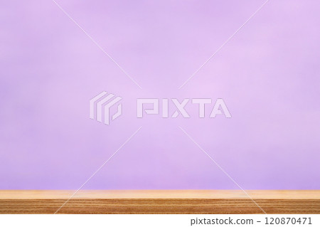 柔和的紫色背景中的澤科瓦木板桌 120870471
