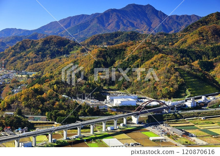 運行於三刀山和紅葉染紅的鶴町的直線列車。 120870616