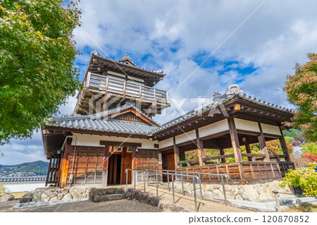 大阪府池田市池田城跡公園內的櫓式展望休息大樓 大阪府池田市池田城跡公園內的櫓式展望休息大樓 120870852