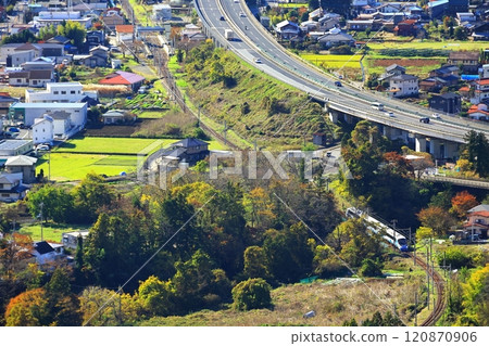 Fujisan Express running parallel to the Chuo Expressway 120870906
