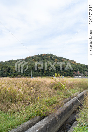 Mount Miminashi (Yamato Sanzan) seen from the foot of the mountain 120871213