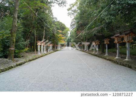 Kashihara Shrine (one of the Yamato Sanzan mountains) at the foot of Mount Unebi 120871227