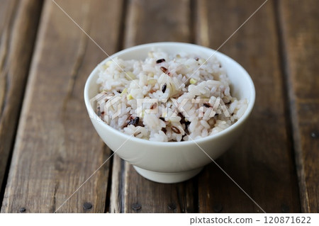 Freshly cooked rice made with 15 grains served in a bowl 120871622