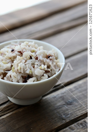 用15粒米煮熟的米飯盛在碗裡 120871623