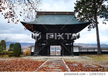 美麗的信州長野(位於秋葉落葉中俯瞰諏訪市的山丘上。諏訪善光寺的正門。) 美麗的信州長野(位於秋葉落葉中俯瞰諏訪市的山丘上。諏訪善光寺的正門。) 120872023