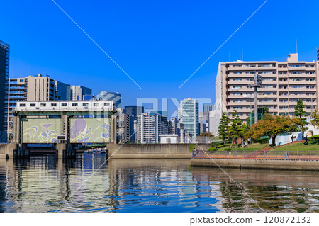 東京品川區天王洲島、目黑川和目黑川水門的城市景觀 120872132
