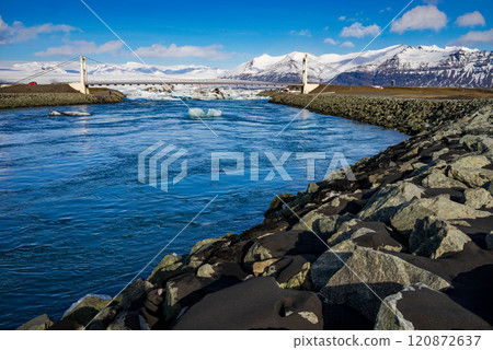 Suspension bridge above Jokulsarlon glacier lagoon, Iceland 120872637