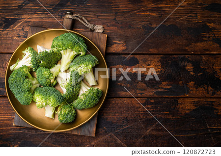 Fresh broccoli cabbage pieces on a plate. wooden background. top view 120872723
