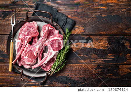 Raw lamb mutton chop steaks, fresh meat cutlets on butcher table. Black background. Top view. Copy space Raw lamb mutton chop steaks, fresh meat cutlets on butcher table. Black background. Top view. Copy space 120874114