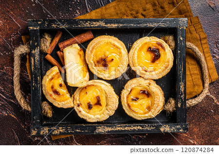 Belem cakes or Pasteis de Belem, Portuguese pastel de Nata Custard Tarts. Dark background. Top view 120874284