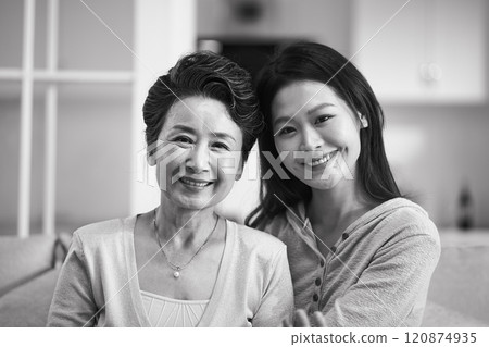 portrait of asian senior mother and adult daughter 120874935