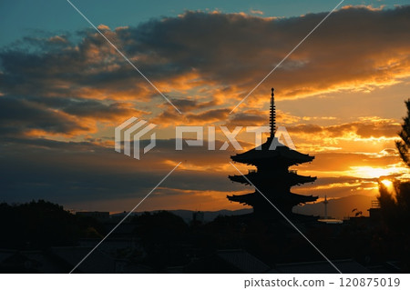 京都法觀寺八坂塔的日落 120875019