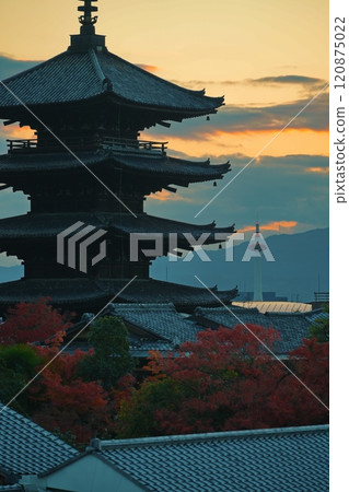 京都法觀寺八坂塔的日落 京都法觀寺八坂塔的日落 120875022