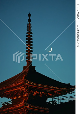 Sunset at Yasaka Pagoda, Hokanji Temple, Kyoto 120875025