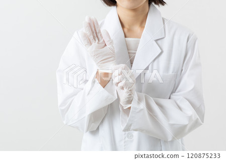 戴著醫用手套的醫生01 戴著醫用手套的醫生01 120875233