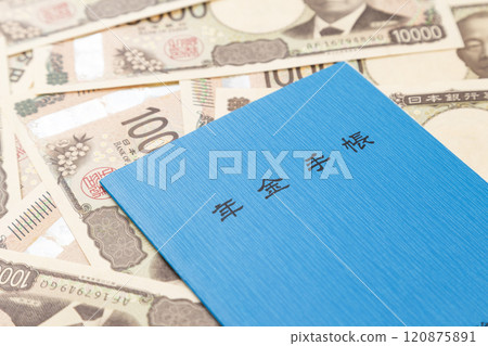 養老金筆記本和錢 120875891