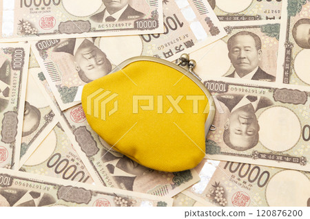 Many 10,000 yen bills and a coin purse 120876200