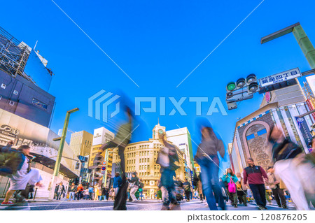 Tokyo cityscape in Japan: The hustle and bustle of December... Ginza bustling with foreign tourists. On the left is the Sanai Demolition Works... Towards a new era = 1st Tokyo cityscape in Japan: The hustle and bustle of December... Ginza bustling with foreign tourists. On the left is the Sanai Demolition Works... Towards a new era = 1st 120876205