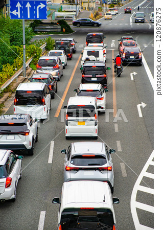 一排汽車在紅綠燈處等待 一排汽車在紅綠燈處等待 120876275