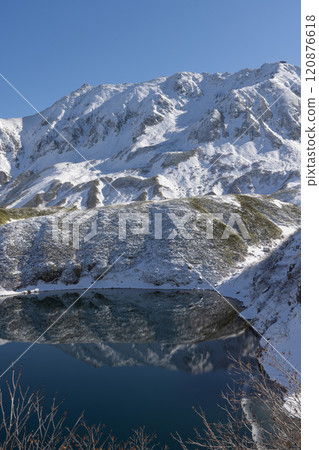 從Mikuriga池塘看到的立山山脈 120876618