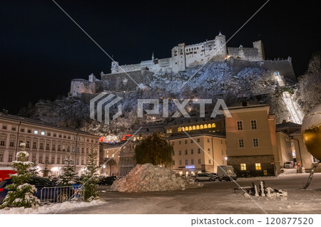 Austria, snow scene at Hohensalzburg Fortress 120877520
