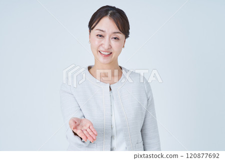 微笑著伸出手的女商人 微笑著伸出手的女商人 120877692