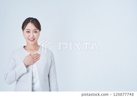 把手放的女商人在胸口上 120877748