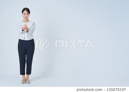 Business woman nodding with both hands 120878197